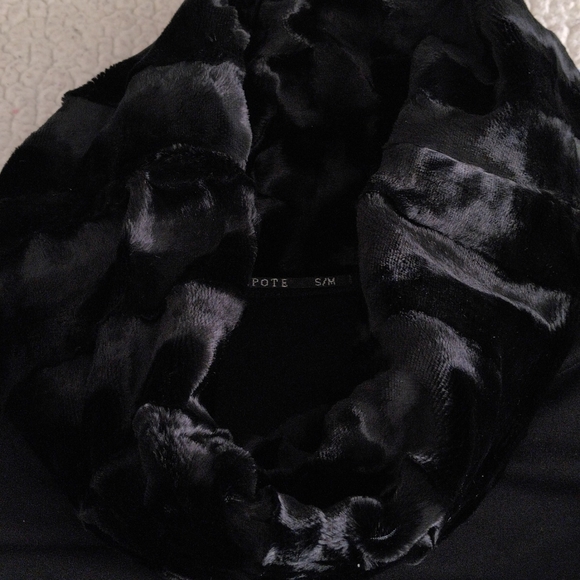 Capote S/M Bamboo Blend Faux Fur Black Poncho - Picture 13 of 17